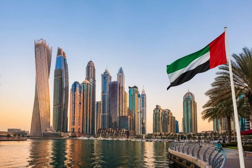 Moderná panoráma Dubaja pri západe slnka
