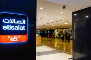 Značka Etisalat by e& na medzinárodnom letisku v Dubaji.