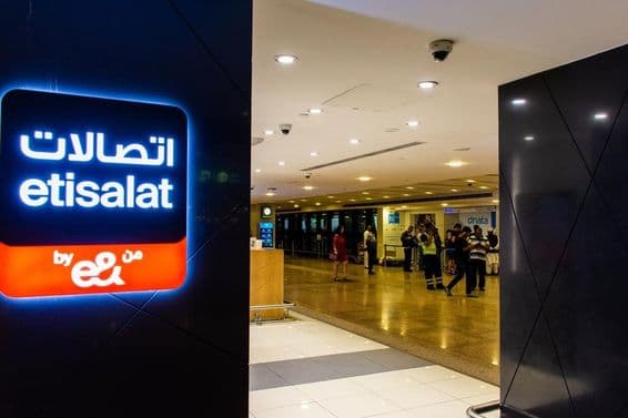Značka Etisalat by e& na medzinárodnom letisku v Dubaji.