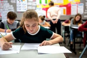 Študenti absolvujúci skúšky v triede