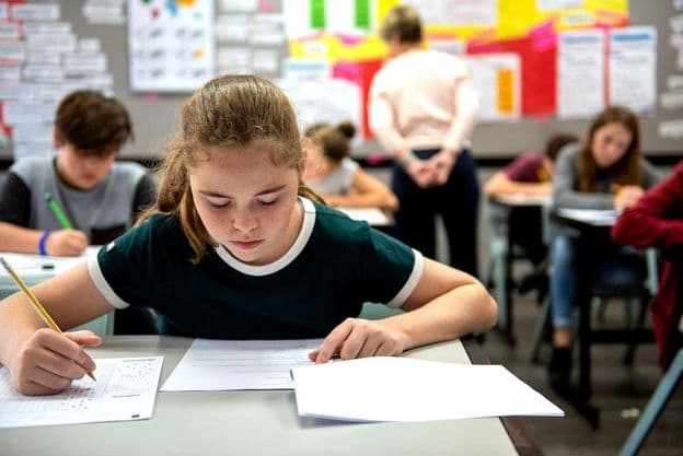 Študenti absolvujúci skúšky v triede