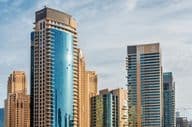 Rezidenčné budovy a hotely v mrakodrapoch okolo Dubaj Marina.
