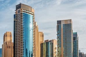 Rezidenčné budovy a hotely v mrakodrapoch okolo Dubaj Marina.