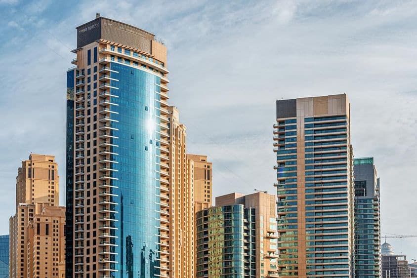 Rezidenčné budovy a hotely v mrakodrapoch okolo Dubaj Marina.