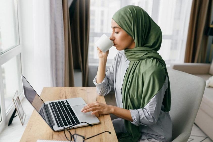 Arabský študent študujúci doma