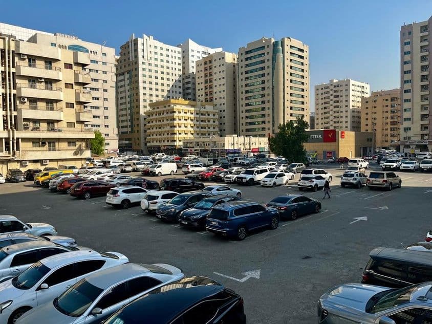 Veľké parkovisko obklopené autami v Dubaji