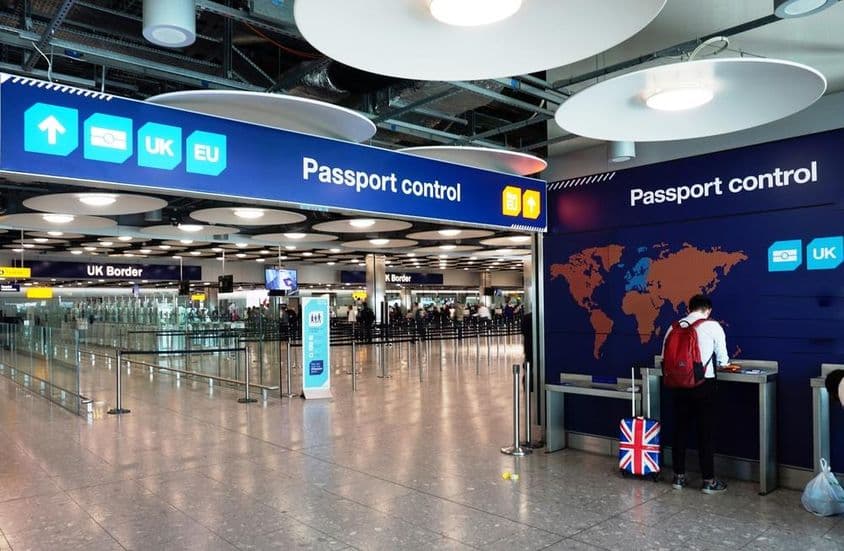 Spojené kráľovstvo a európske krajiny s oddelenými linkami pre kontrolu pasov a imigráciu.