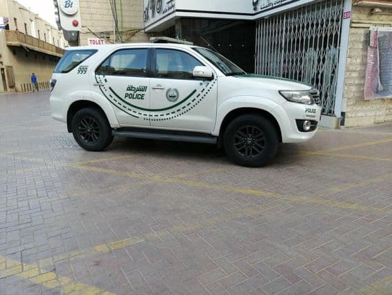 policajné auto v Dubaji na ceste