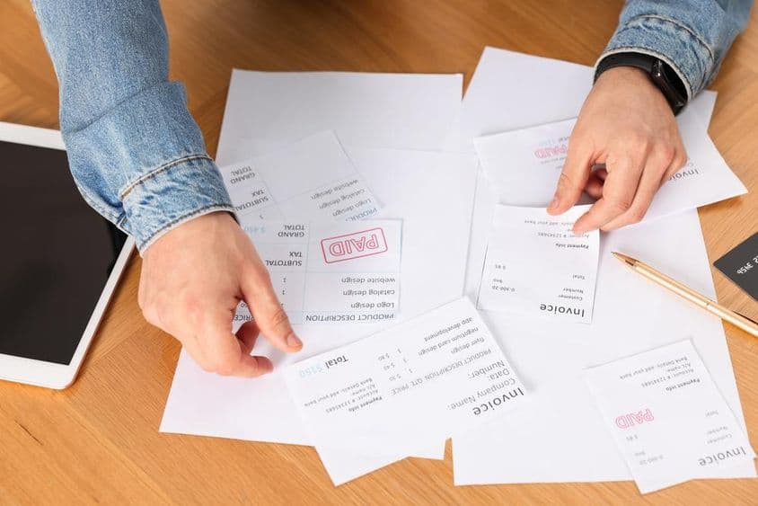 Muž organizujúci rôzne faktúry