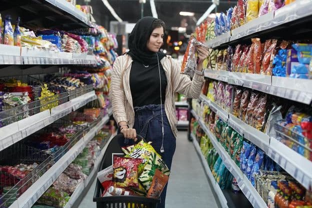 Mladá Arabská žena v supermarkete