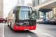 Volvo autobus jazdí v Dubaji.