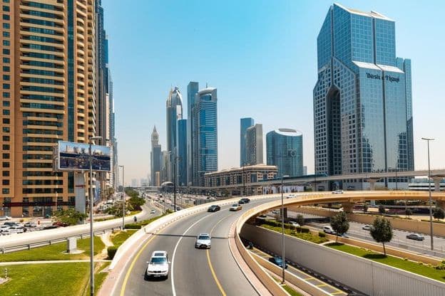 Pohľad na Sheikh Zayed Road s mrakodrapmi.