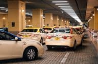 Parkované taxíky pri Dubajskej nákupnej zóne.