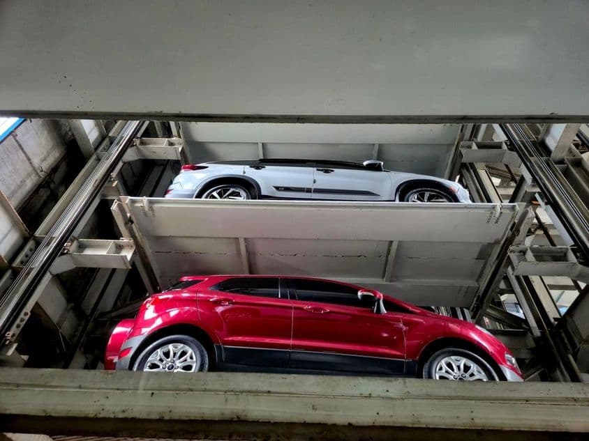 moderná automatizovaná viacúrovňová parkovacia garáž