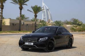 Mercedes Benz C300 zaparkovaný vonku v meste Dubaj.