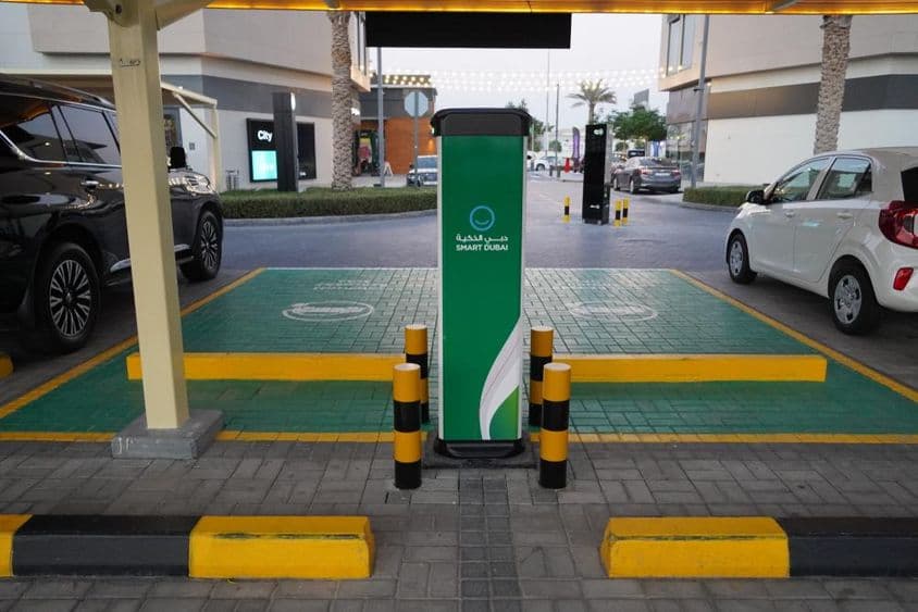 Inteligentné stanice pre nabíjanie áut na parkovisku v Dubaji.