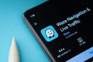 Aplikácia Waze zobrazená na obrazovke smartfónu.