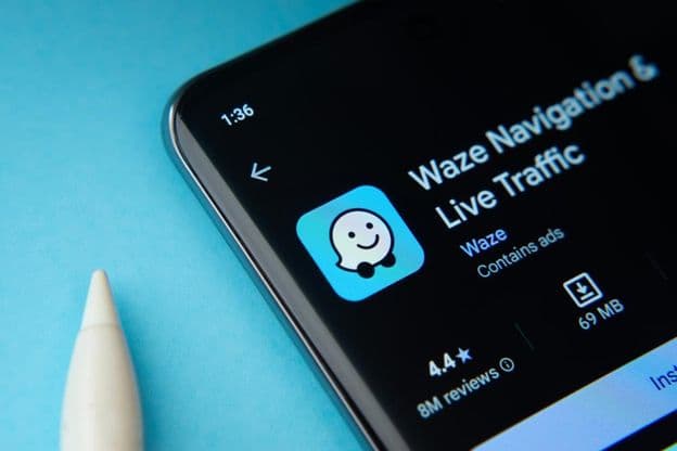 Aplikácia Waze zobrazená na obrazovke smartfónu.