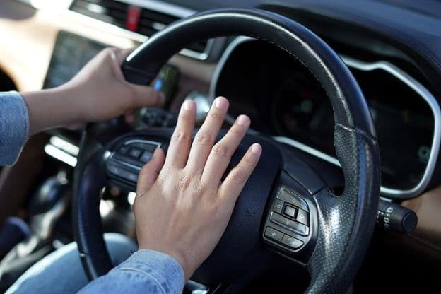 Náhly zvuk automobilového klaxónu