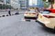 Skupina taxikárov čakajúcich na pasažierov pred dubajským hotelom.