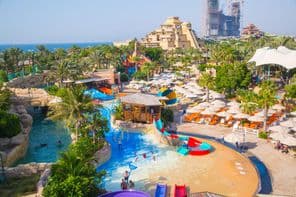 Pohľad na aquapark Aquaventure a vežu Neptún