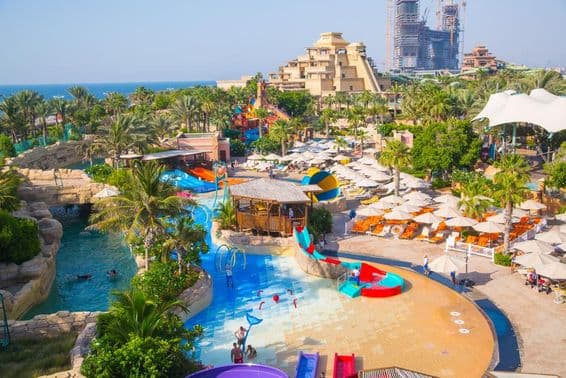 Pohľad na aquapark Aquaventure a vežu Neptún