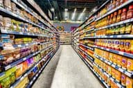 Dubaj, Spojené arabské emiráty, potraviny vystavené v supermarketových regáloch