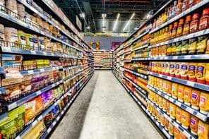 Dubaj, Spojené arabské emiráty, potraviny vystavené v supermarketových regáloch