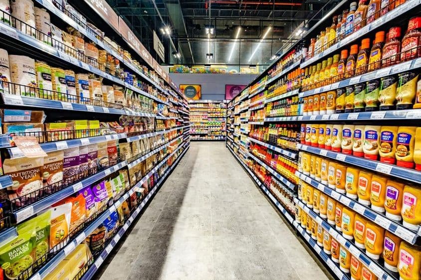 Dubaj, Spojené arabské emiráty, potraviny vystavené v supermarketových regáloch