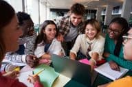 Veselá, multikultúrna skupina univerzitných študentov