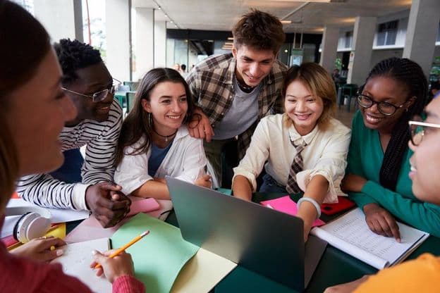 Veselá, multikultúrna skupina univerzitných študentov