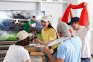 Futbaloví fanúšikovia sledujú futbalový zápas