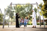 rodina hrajúca sa na ihrisku v Dubaji