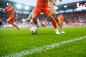 Tráva a postranná čiara na futbalovom ihrisku v štadióne