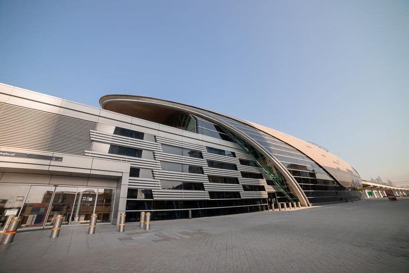 Pohľad na exteriér stanice metra v Dubaji v Spojených arabských emirátoch